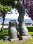 Monumento a la Mujer en los Jardines de Montero Ríos con el mar de fondo