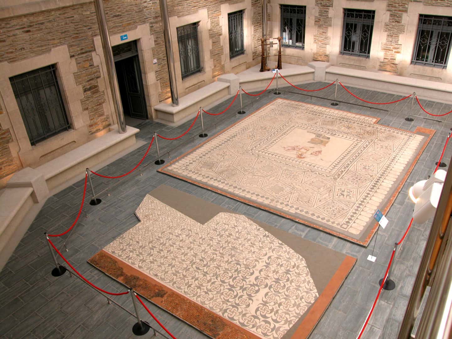 Obradoiro Decoración dunha peza de barro artesanal