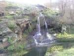 Cascada natural sobre rocas en el río Rato