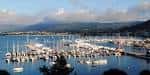 Vista panorámica del puerto deportivo de Baiona con numerosos yates
