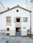 Fachada frontal de A Casa do Taberneiro con balcón y reja