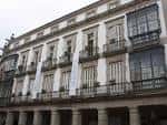 Fachada exterior del Auditorio Abanca con balcones y columnas