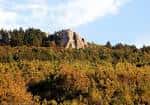 Colina boscosa de Monte Xalo con formaciones rocosas