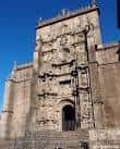 Primer plano angular de la elaborada fachada de la Basílica