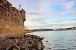 Baluarte de Canido junto al mar al atardecer