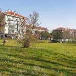 Zona de césped y árboles en el Parque de Galeras con edificios residenciales