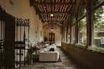 Pasillo interior o galería del Pazo de San Lorenzo con mobiliario para eventos