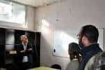Interior de una sala de reuniones o conferencias con asistentes