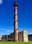 Vista vertical de la chimenea y parte del edificio de la Azucreira de Portas