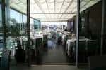 Amplio salón del restaurante con mesas dispuestas y vistas a la ría
