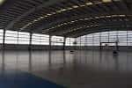 Interior de la pista principal del polideportivo con canastas