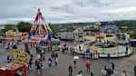 Vista aérea del Recinto Ferial de San Froilán con diversas atracciones y visitantes