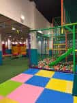 Zona de juegos infantil con piscina de bolas y tobogán