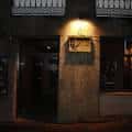 Entrada principal del Pub Fuco Lois con su letrero iluminado
