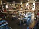 Vista general del interior de la librería con mesas y estanterías