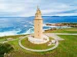 Vista aérea de la Torre de Hércules rodeada de vegetación y el mar