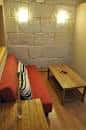 Acogedora zona de salón con sofá rojo y mesa de centro de madera