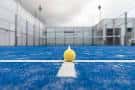 Cancha de pádel interior con pelota en primer plano en la Real Sociedad Deportiva Hípica