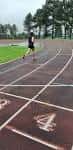 Corredor en la pista de atletismo del Complexo Deportivo Monterrei