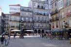 Plaza Ronda de Don Bosco con terrazas de cafeterías y personas