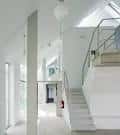 Interior moderno de la Sede del Colegio de Arquitectos de Galicia con escalera minimalista
