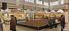 Interior del Mercado Municipal Quiroga Ballesteros con puestos de venta y personas