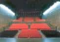 Interior del auditorio con butacas rojas y escenario