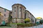 Amplia vista exterior del Convento de Santa Clara bajo cielo azul