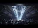 Espectáculo de luces láser sobre la multitud en la sala de eventos