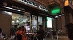Fachada nocturna del restaurante A Despensa Galega en Ourense