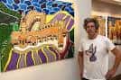Sala de exposiciones de la Fundación Araguaney con una obra de arte y el artista