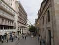 Vista de la calle con el Hotel Méndez Núñez y su entorno urbano