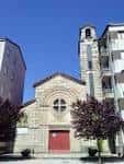 Vista exterior de la Parroquia de Santa Teresita en Ourense bajo cielo azul