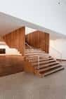 Escalera de madera de diseño contemporáneo en el interior del edificio