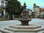 Plaza con fuente y edificios históricos en la Avenida de Santa María