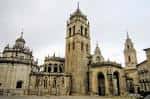 Vista general de la Catedral de Lugo y la Praza de Santa María en día nublado