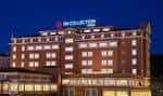 Fachada del hotel NH Collection A Coruña Finisterre iluminada por la noche