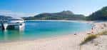 Catamarán atracado en la orilla de una playa de arena blanca