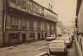 Calle de A Gaiteira con edificios y coches aparcados en tono sepia