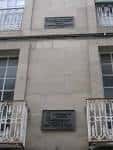 Placas conmemorativas en la fachada de un edificio histórico en Ourense