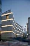 Edificio moderno del museo iluminado al anochecer