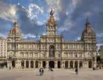 Fachada principal del Palacio Municipal de A Coruña en la Plaza de María Pita con cielo dramático