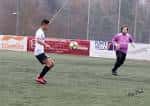 Partido de fútbol juvenil con publicidad de Telemiño en el campo