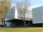 Vista exterior del Centro Cultural Ágora con arquitectura moderna y zonas verdes