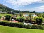 Vista de las instalaciones exteriores y zona de piscinas del Centro Asturiano en un día soleado