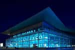 Edificio de Palexco de noche con iluminación azul y el nombre en la fachada