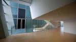 Entrada moderna de la Galería Nordés con grandes ventanales