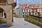Vista de una plaza tradicional con soportales en el Casco Vello de Ourense