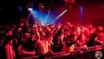Público en el Mondo Club durante un concierto con luces rojas