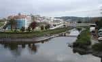 Río Mandeo en Betanzos con puentes y edificios modernos al fondo.